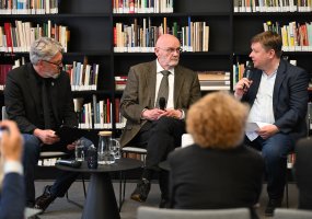 Pristatyta profesoriaus Sauliaus Sužiedėlio knyga - 25